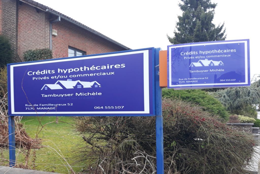 Panneaux publicitaires posés à Manage pour un consultant en crédits, rue de Familleureux