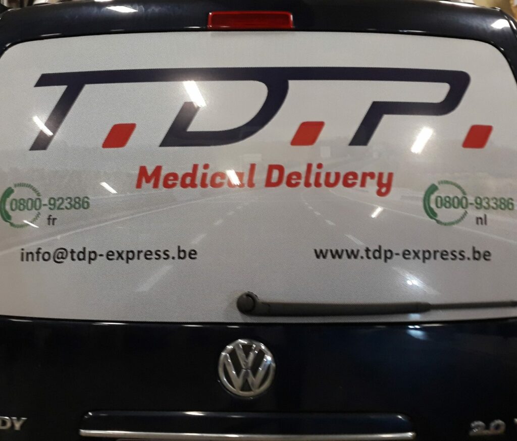 Hayon de camionnette Volkswagen marqué d'un adhésif imprimé T.D.P. Medical Delivery