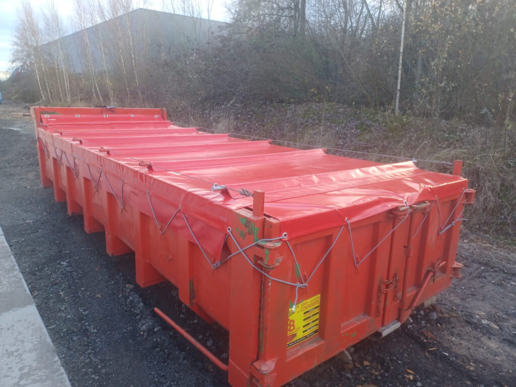 Bennes de chantier rouges équipées de bâches de couverture